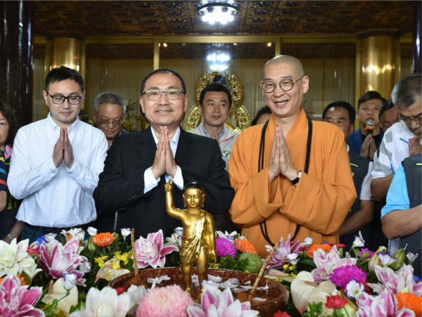 侯友宜參與廣修禪寺浴佛儀式 大慧法師祈福祈願市民安康【CNEWS】