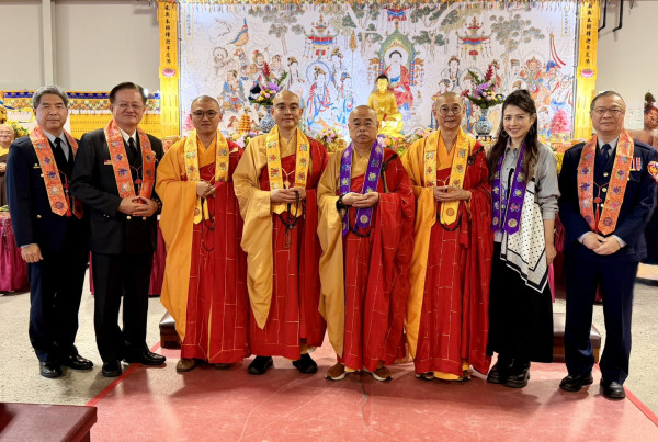撫慰家屬祈願平安  佛誕文化節為警消與矯正人員消災祈福與追思
